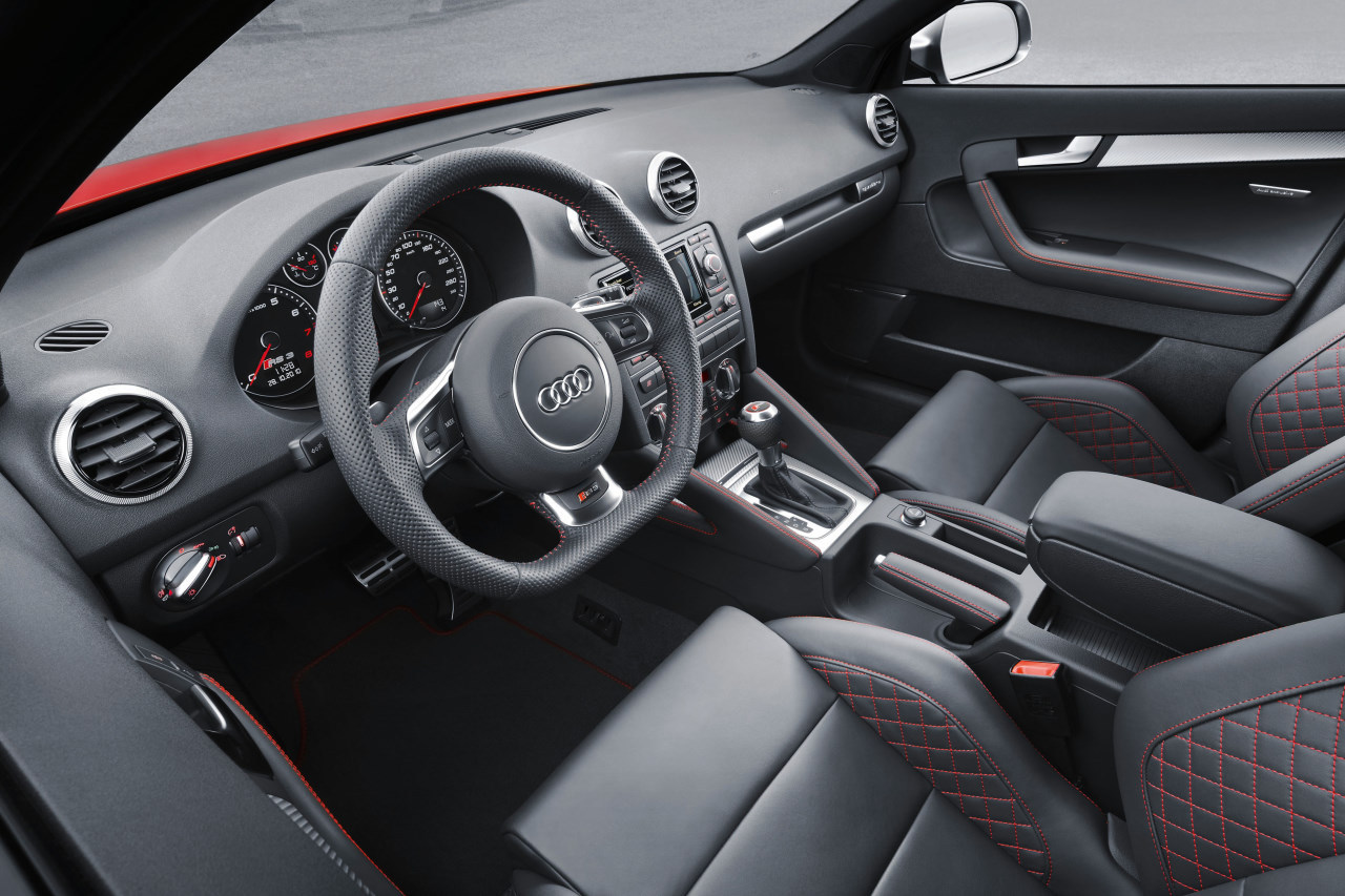 Interiorul lui Audi RS3 estenegru, cu scaune sport, avand cusaturi si lumini rosii