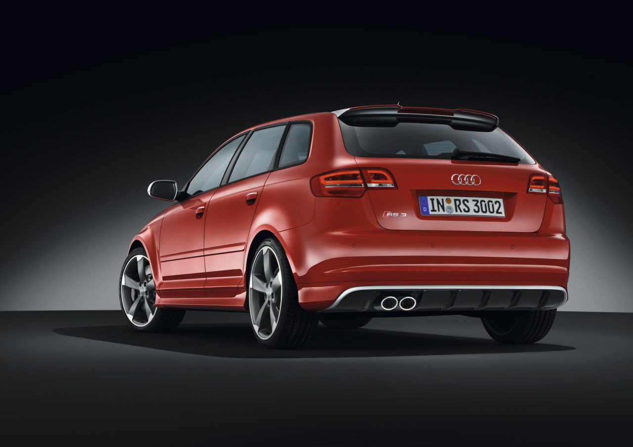 Audi RS3 beneficiaza de tractiune integrala quattro si cutie automata S-Tronic, cu dublu ambreiaj