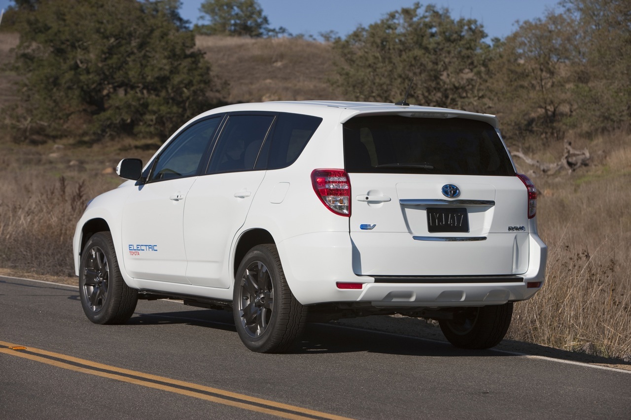 Autonomia maxima a lui Toyota RAV4 EV se cifreaza la 100 de mile, circa 160 km