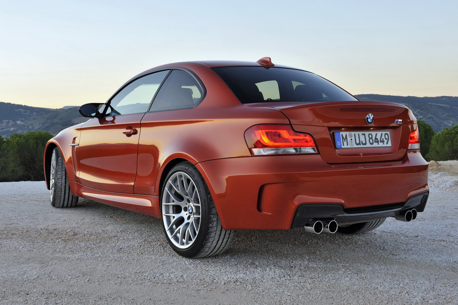 Modificarile estetice ale lui BMW Seria 1 M Coupe nu sunt exagerate, dar ii confera originalitate