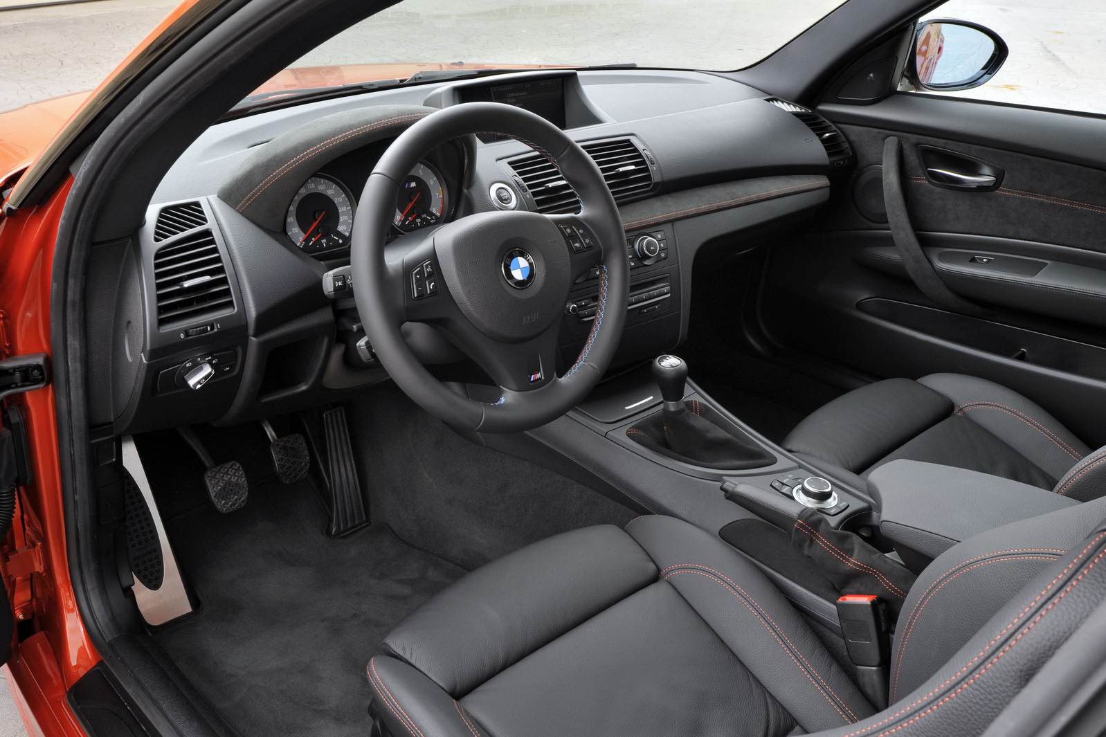 Interiorul lui BMW Seria 1 M Coupe nu este foarte diferit, avand unele tuse sportive