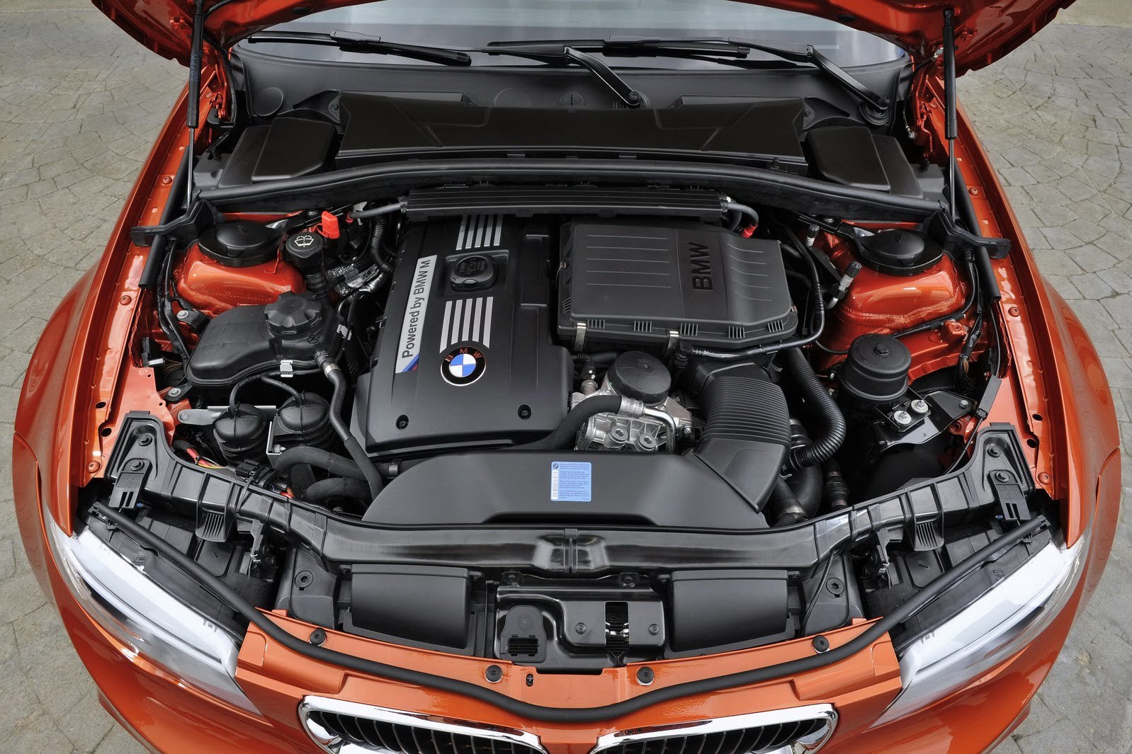 Motorul lui BMW Seria 1 M Coupe provine de pe BMW Z4 sDrive35is si are 335 CP