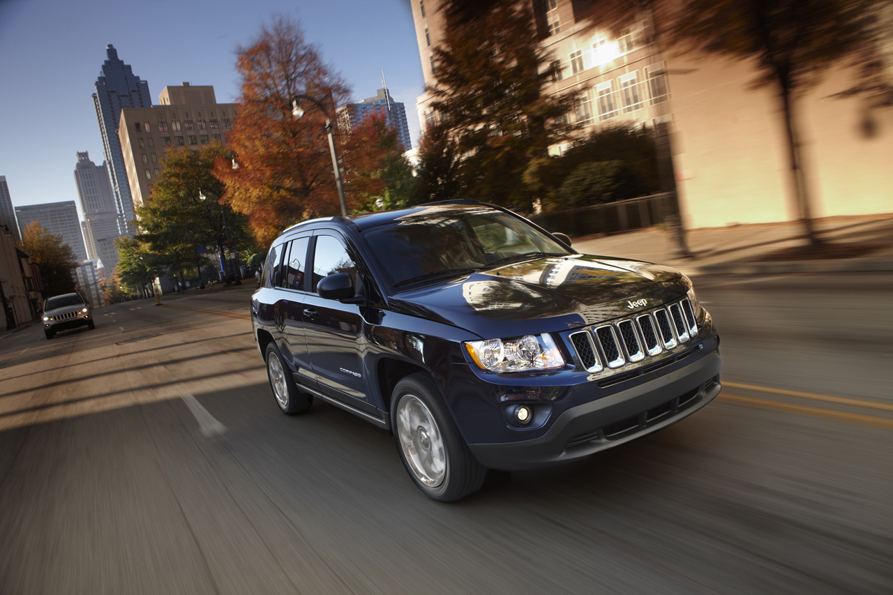Jeep Compass este oferit, in USA, cu 2 motorizari pe benzina, cu 4 cilindri