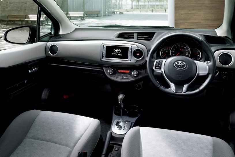 Interiorul noii Toyota Yaris este complet redesenat, fiind mai pragmatic si mai clasic