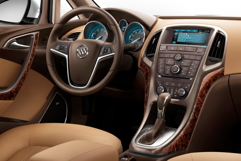 Interiorul lui Buick Verano pune accent pe lux, beneficiind de materiale evoluate