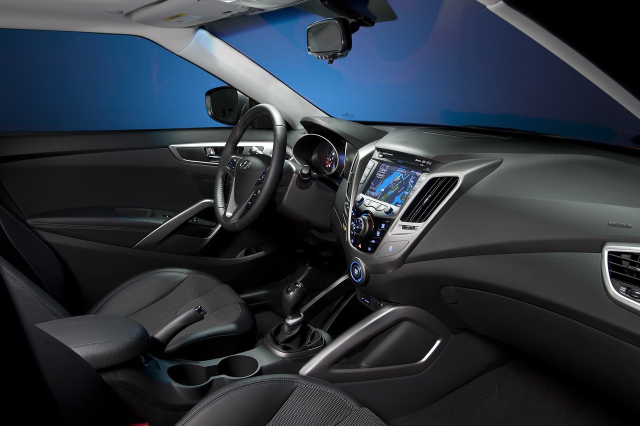 Hyundai Veloster are un interior avangardist si beneficiaza de sistemul integrat Blue Link