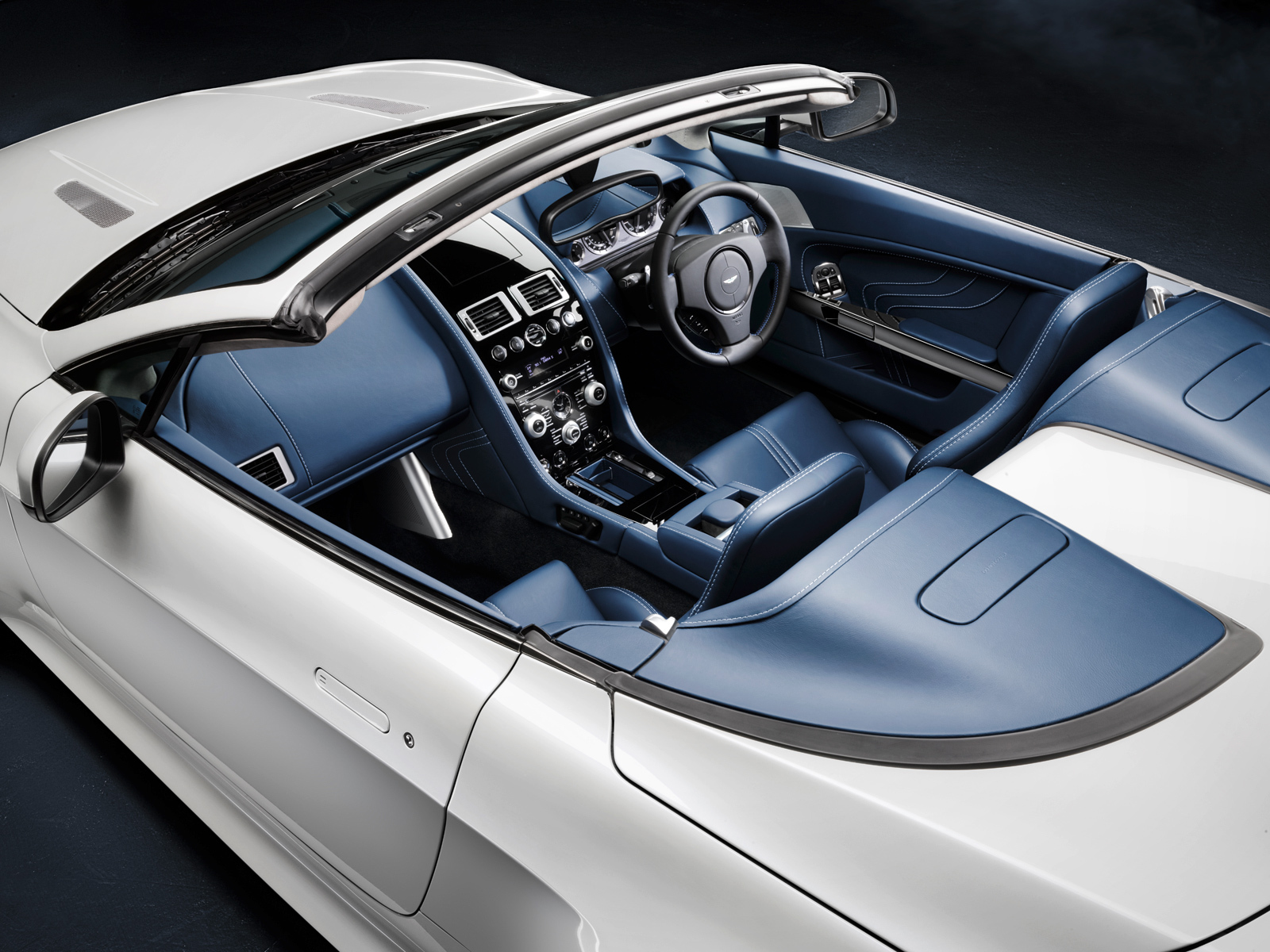 Aston Martin V8 Vantage S are acelasi echipament luxos, dar un caracter mai sportiv
