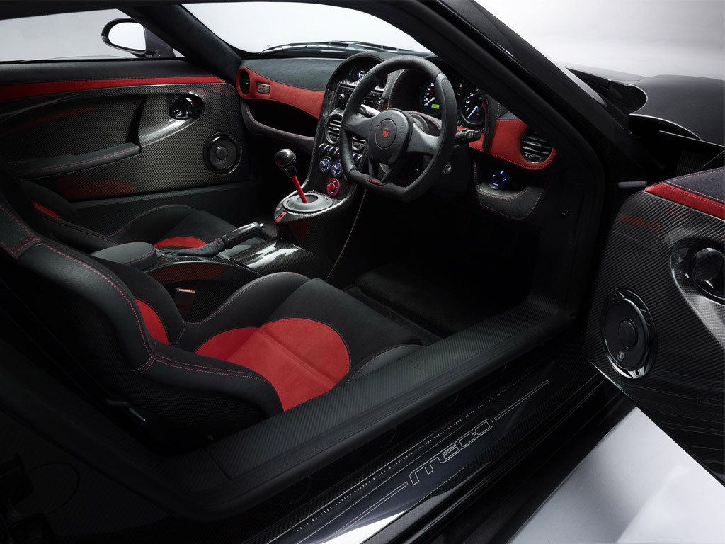 Interiorul lui Noble M600 este garnisit cu fibra de carbon si materiale scumpe