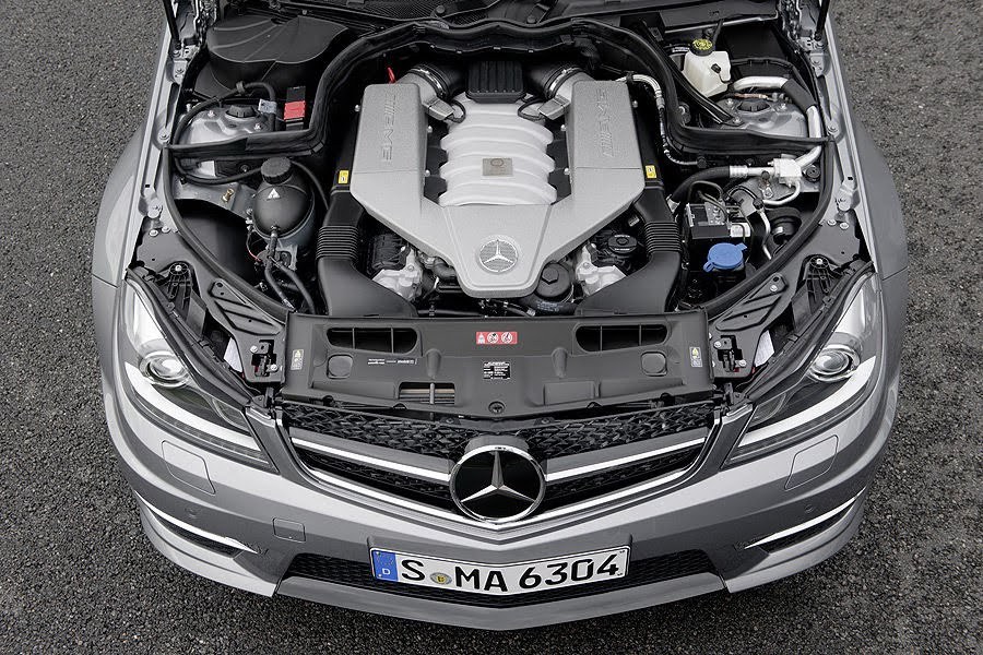 Mercedes C 63 AMG - V8-ul de 6,2 litri are 451 CP standard, dar exista si pachetul de 481 CP