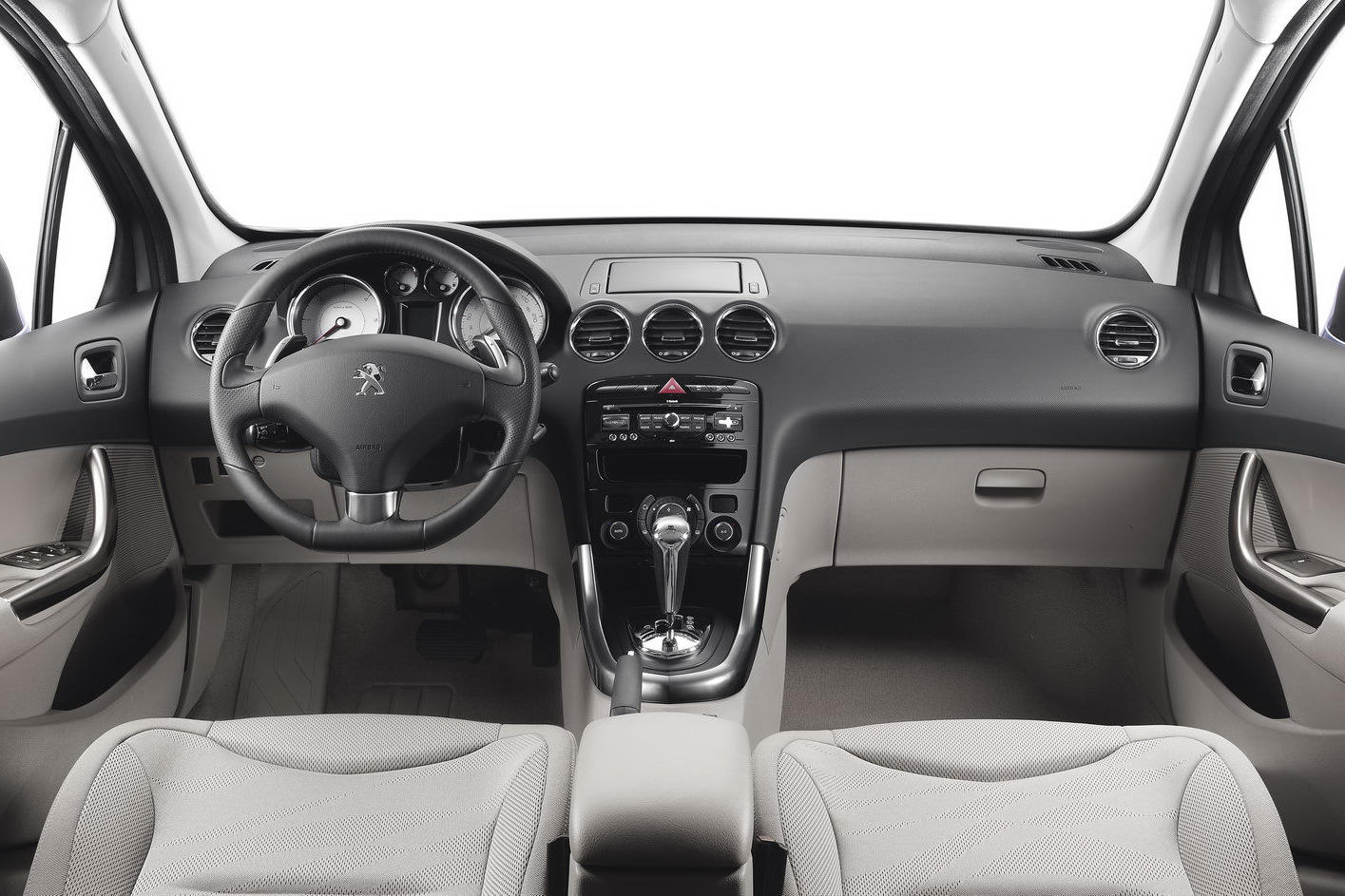 Interiorul lui Peugeot 308 facelift are acelasi design, dar presupune materiale mai bune