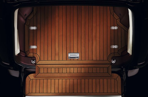 Portbagajul lui Range Rover Ultimate Edition este pavat cu lemn, in stil yacht