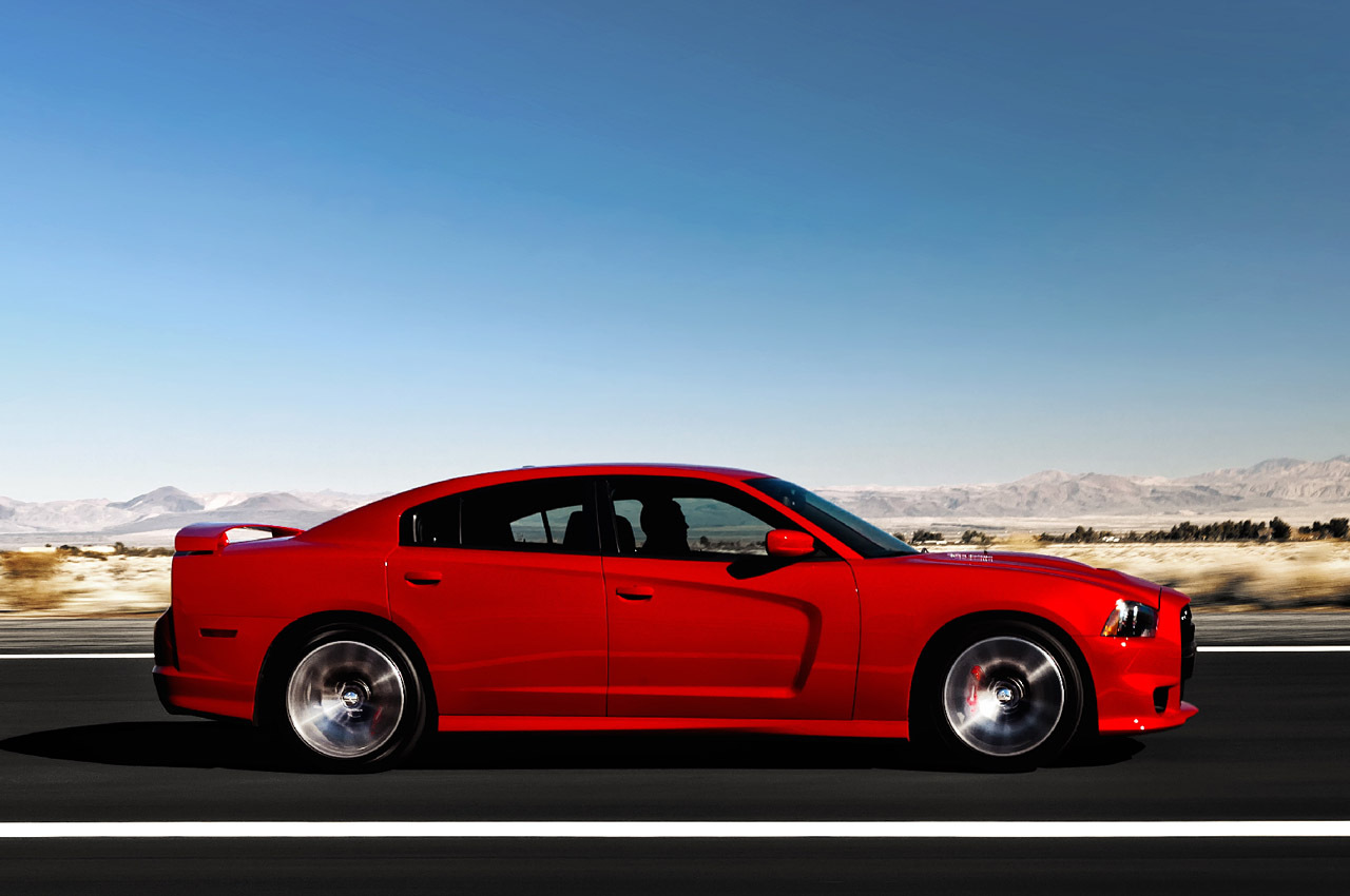 Dodge Charger SRT8 are un motor V8 HEMI, de 6,4 litri, 465 CP si 630 Nm