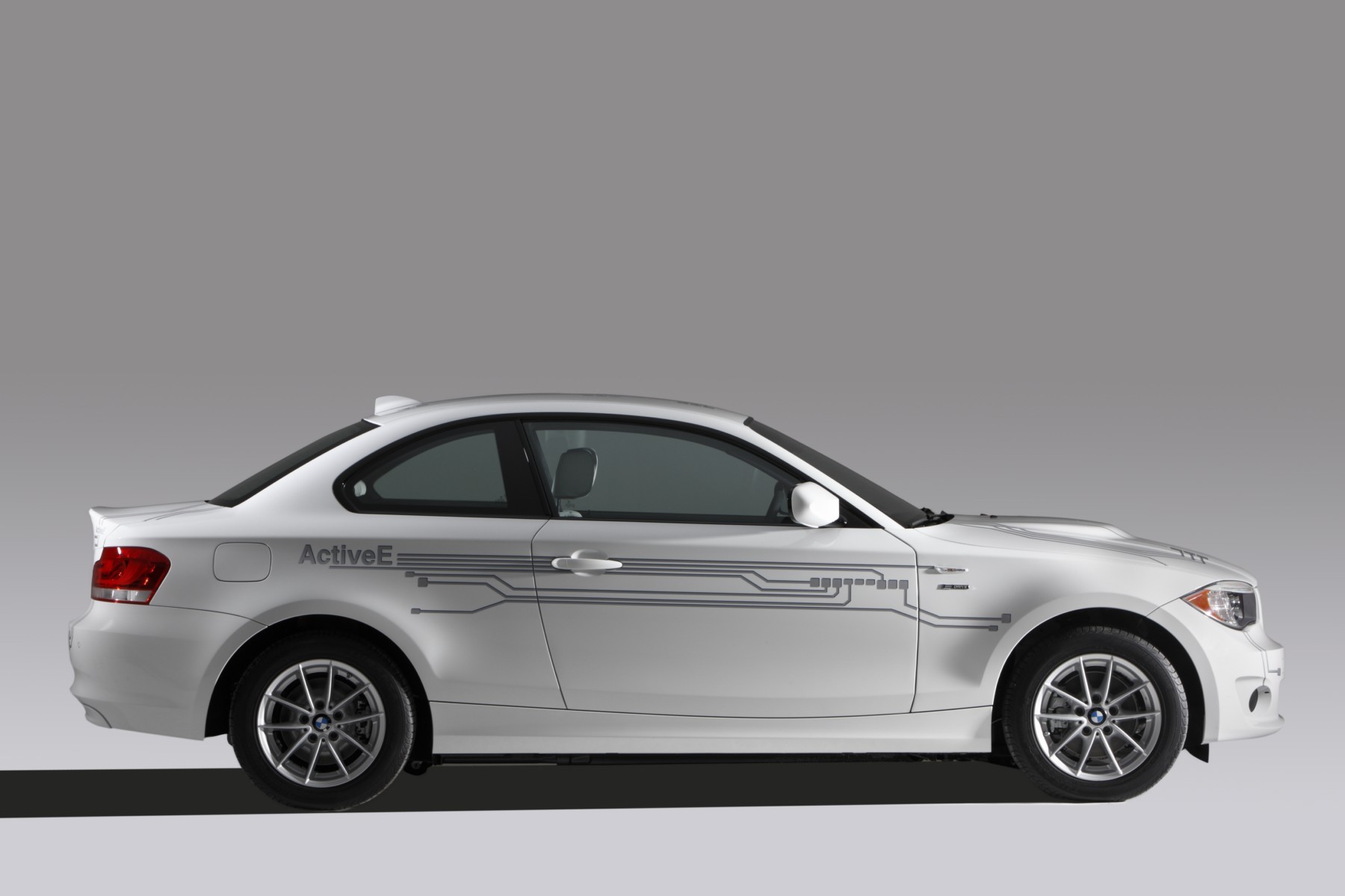 BMW ActiveE are 4 locuri si un portbagaj de 200 de litri, aproape ca un BWM Seria 1 Coupe normal