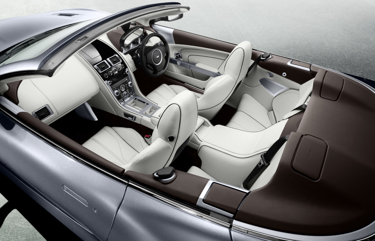 Interiorul lui Aston Martin Virage este foarte luxos si creat manual