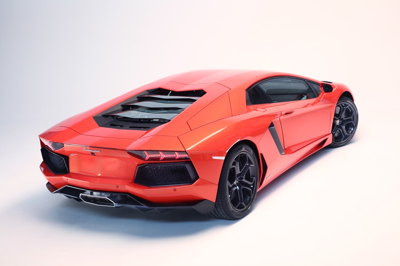 Spatele lui Lamborghini Aventador LP700-4 aminteşte de un avion de vânătoare