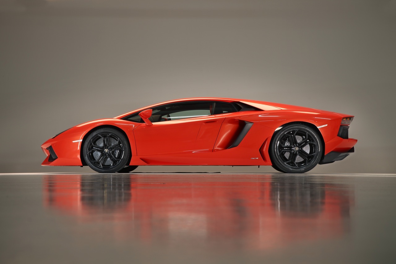 Lamborghini Aventador LP700-4 atinge 100 km/h in 2,9 secunde si o viteza maxima de 350 km/h