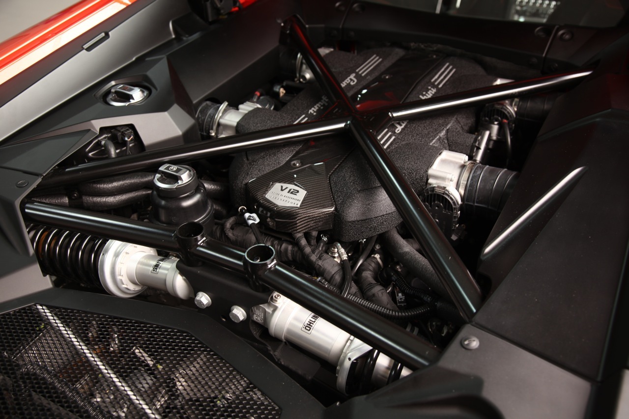 Motorul lui Lamborghini Aventador LP700-4 este un V12 aspirat de 700 CP