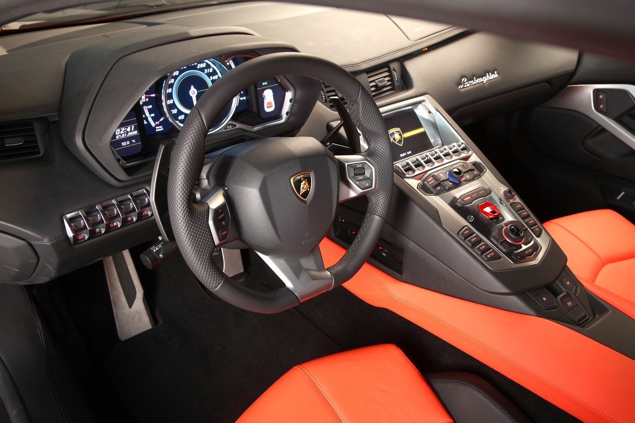Interiorul lui Lamborghini Aventador LP700-4 este adaptat cerintelor moderne de telecomunicatii