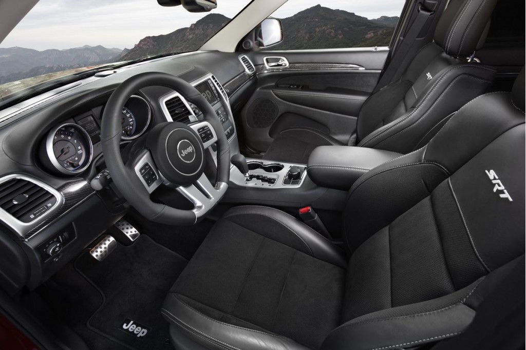 In interior, Jeep Grand Cherokee SRT8 are volan sportiv, scaune sport si insertii din carbon