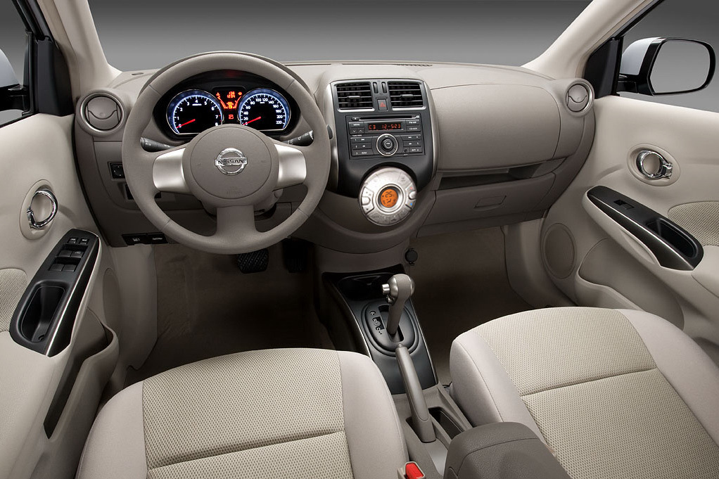 Interiorul lui Nissan Versa este simplist, dar bine finisat si ergonomic