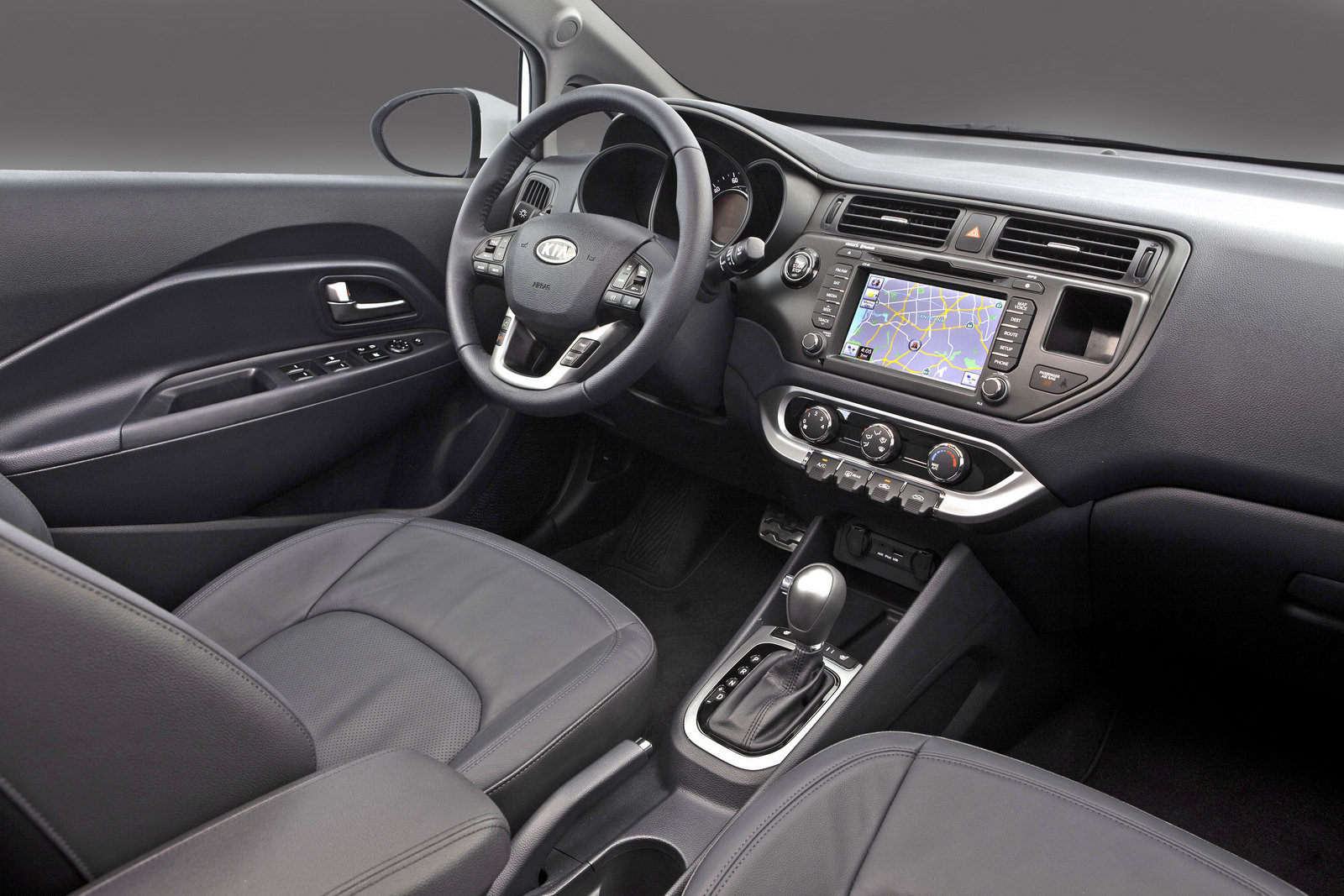 In versiunile superioare de echipare, KIA Rio Sedan are un interior luxos si high-tech