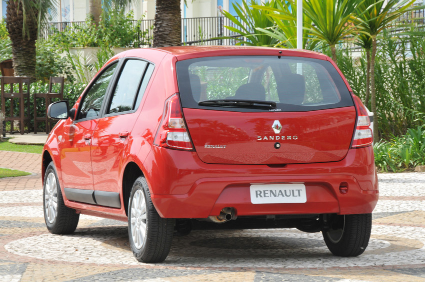 Renault Sandero facelift este modificat substantial doar in fata, spatele ramanand aproape la fel