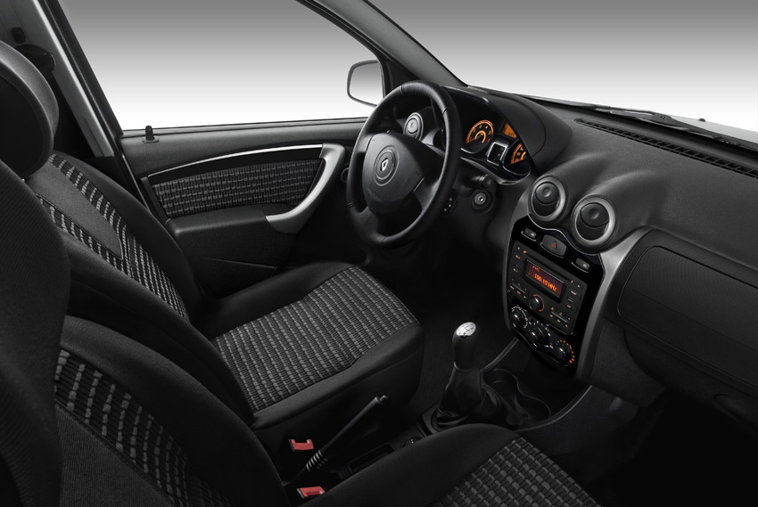 In interior, Renault Sandero facelift promite o calitate mai buna si o noua consola centrala