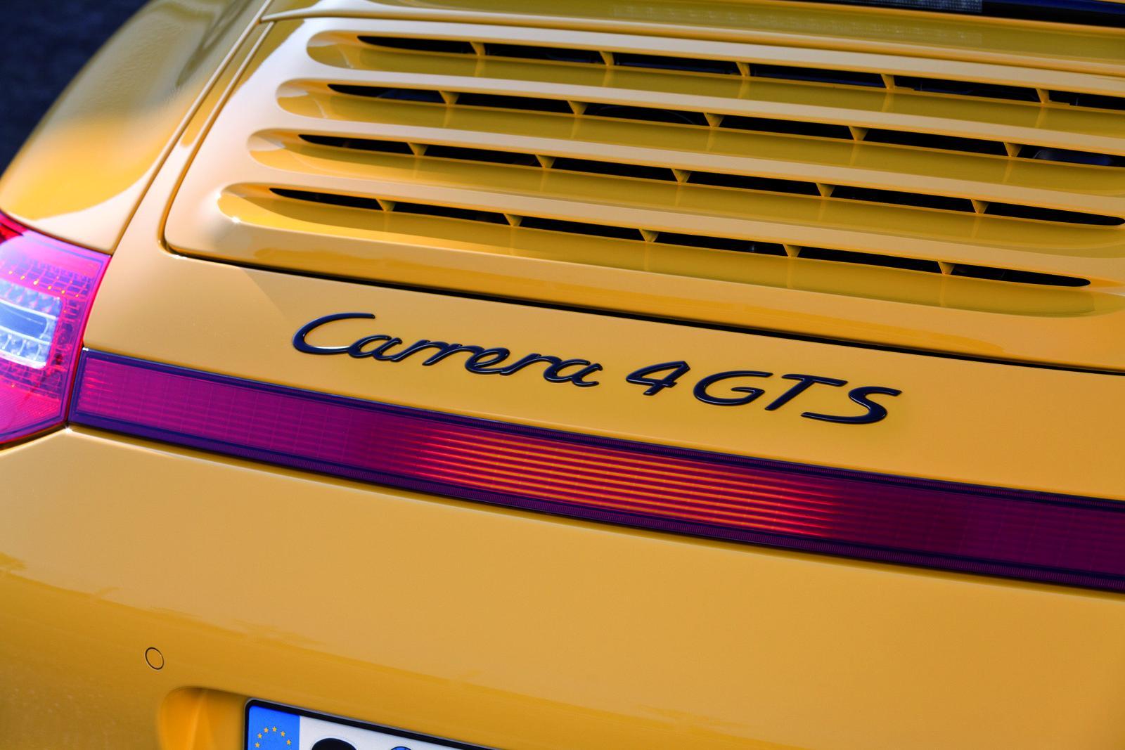 Porsche 911 Carrera 4 GTS va costa de la 111.965 euro in Germania