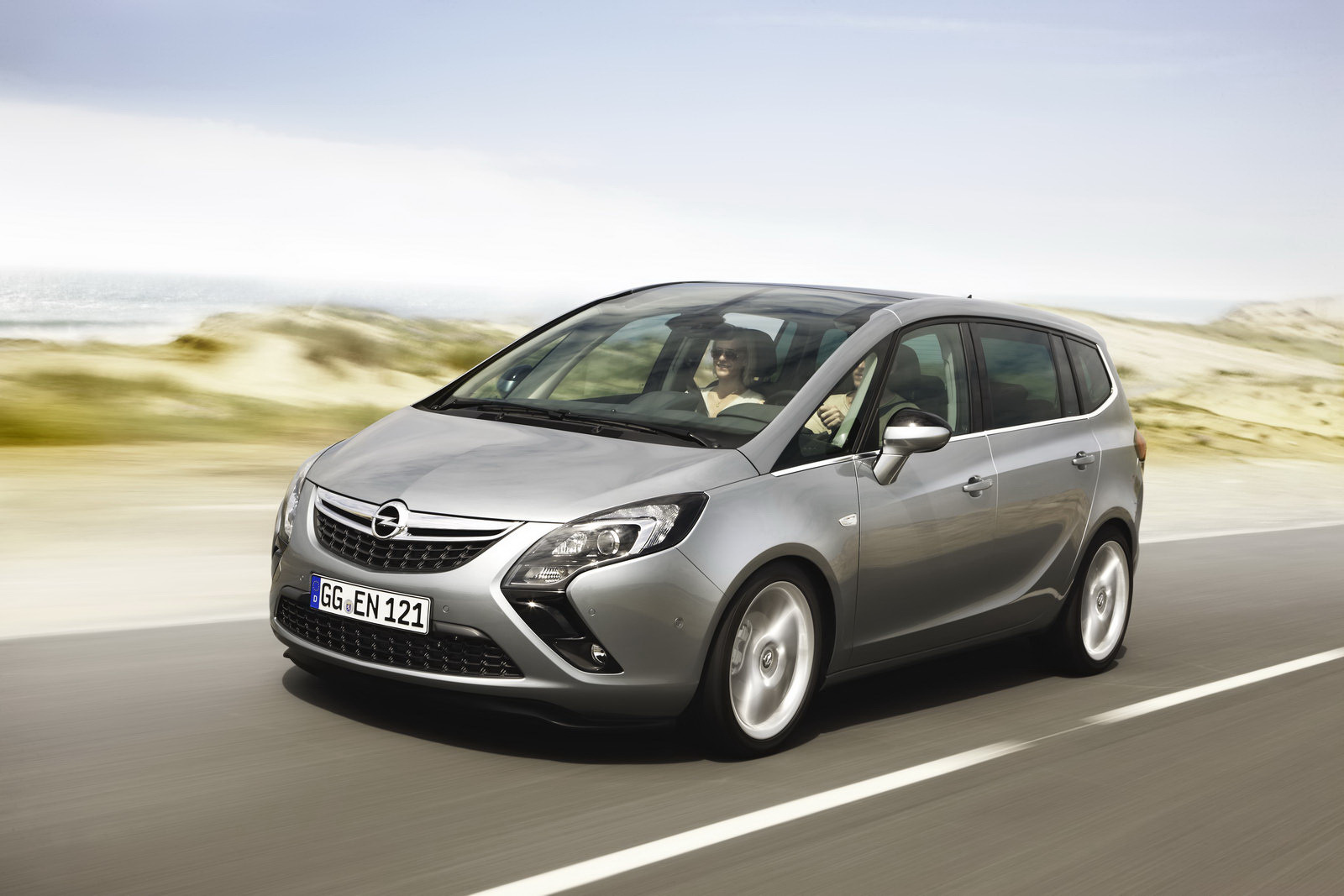 Noul Opel Zafira Tourer arata similar cu conceptul cu acelasi nume de la Geneva 2011