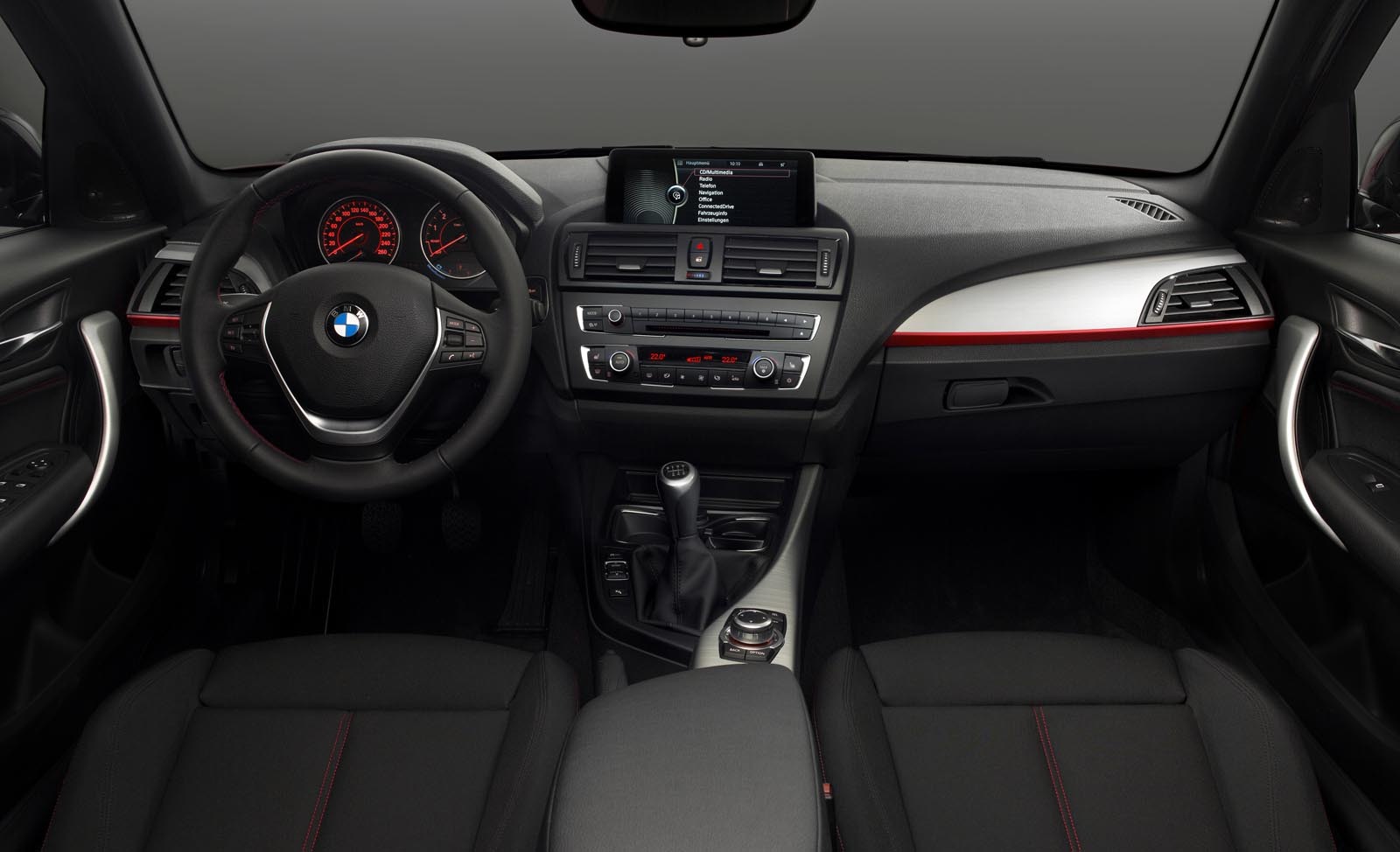 Interiorul lui BMW Seria 1, in echiparea speciala Sport Line