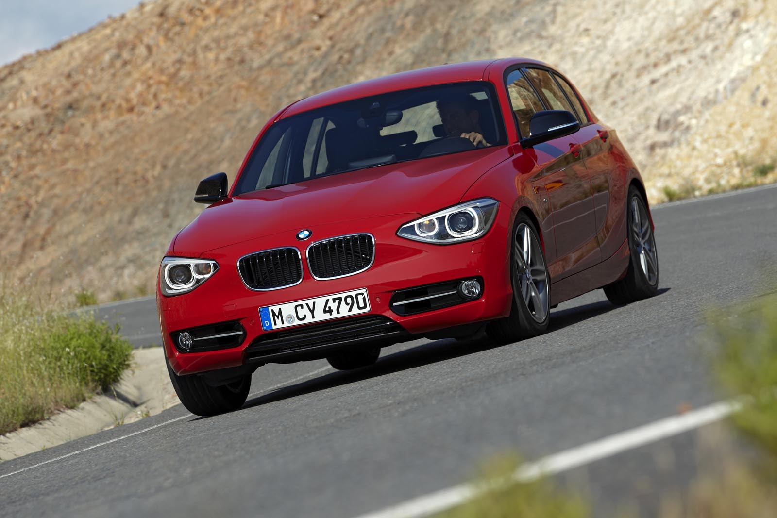 Noul BMW Seria 1 - doua versiuni pe benzina: 116i de 136 CP si 118i de 170 CP