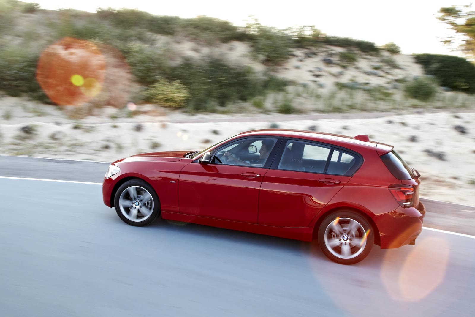 Noul BMW Seria 1 poate fi dotat cu Variable Sport Steering sau Adaptive Drive
