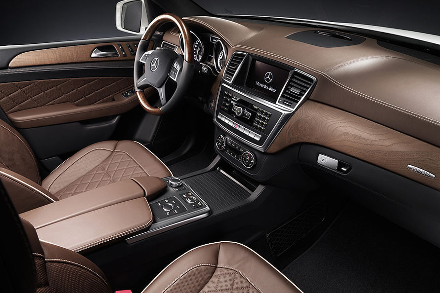 Interiorul noului Mercedes Benz ML are un stil familiar, dar nota de lux este mai pregnanta