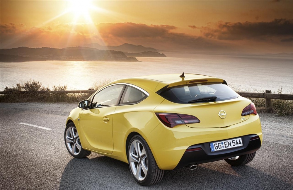 Noul Opel Astra GTC combina agresivitatea si eleganta intr-un pachet compact