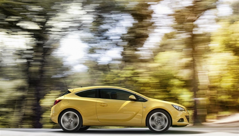 La inceput, Opel Astra GTC este oferit cu trei motoare turbo pe benzina si un diesel CDTi