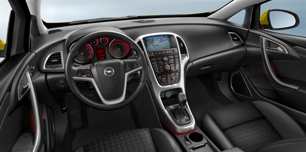 Opel Astra GTC are acelasi interior cu berlina, dar cu mici detalii mai sportive