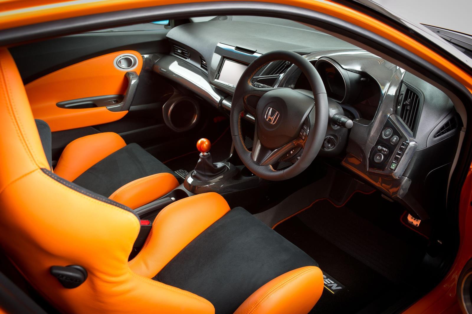 Interiorul lui Honda CR-Z Mugen RR beneficiaza de un colorit orange si insertii cu look carbon