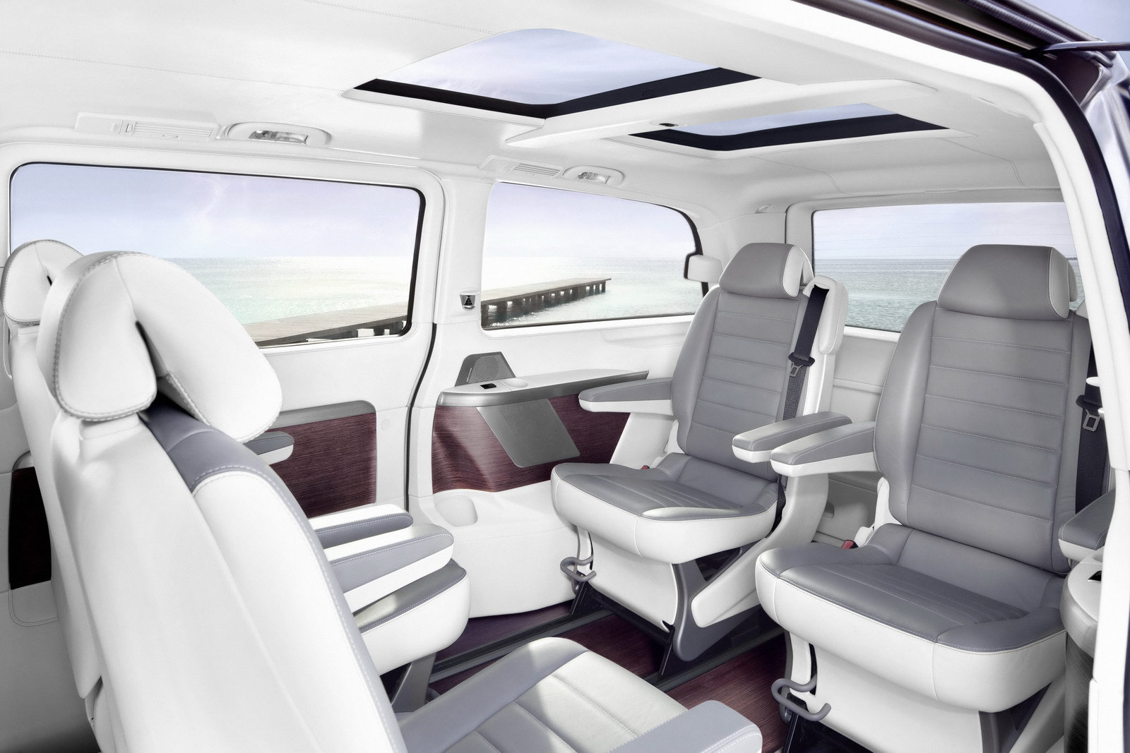 Interiorul lui Mercedes-Benz Viano Vision Pearl este finisat in tapiterie alba si are podea din lemn