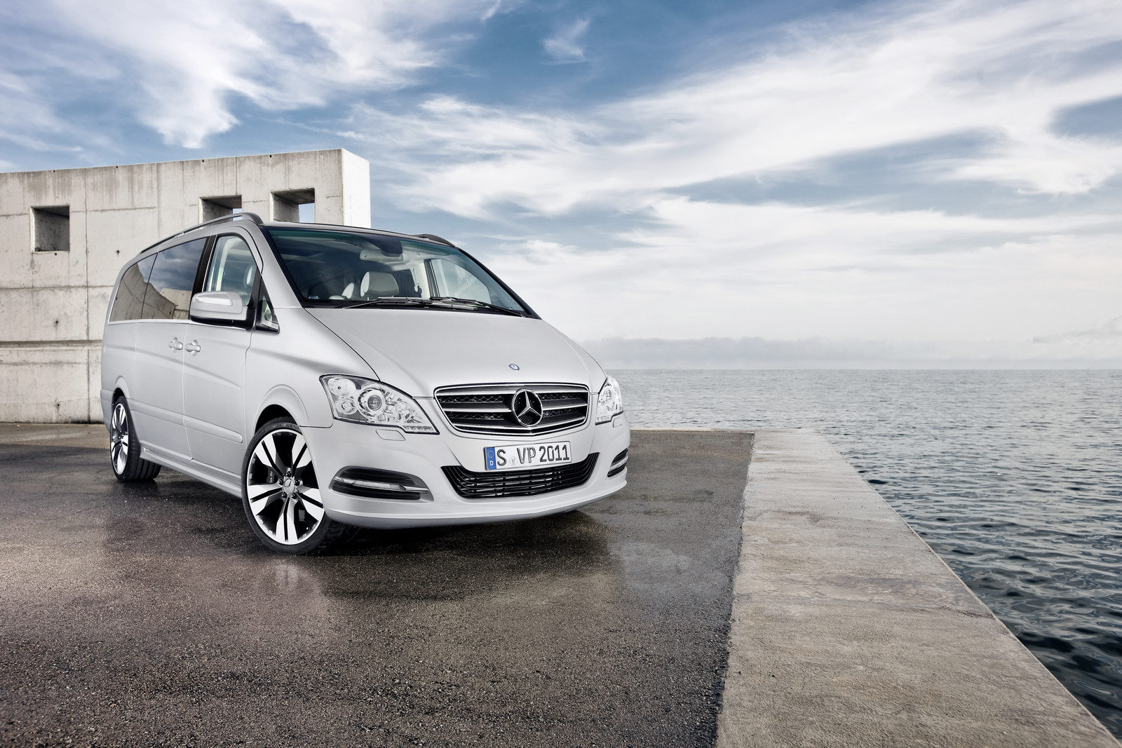 Mercedes-Benz Viano Vision Pearl este vopsit intr-o nuanta speciala Magno Pearl Grey