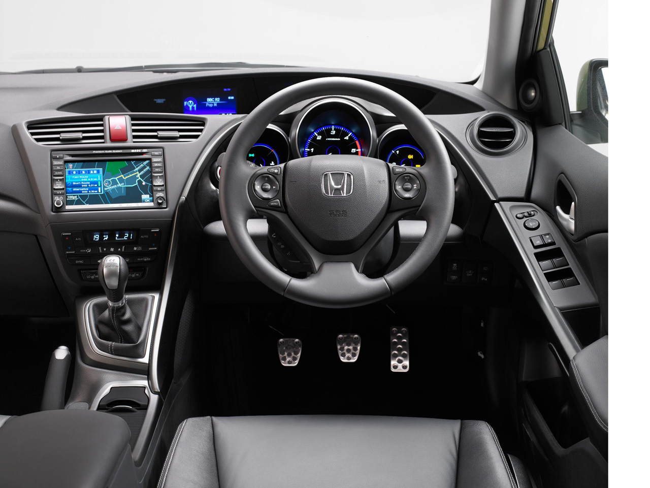 Interiorul lui Honda Civic arata modern, dar multe elemente sunt acum mai clasice