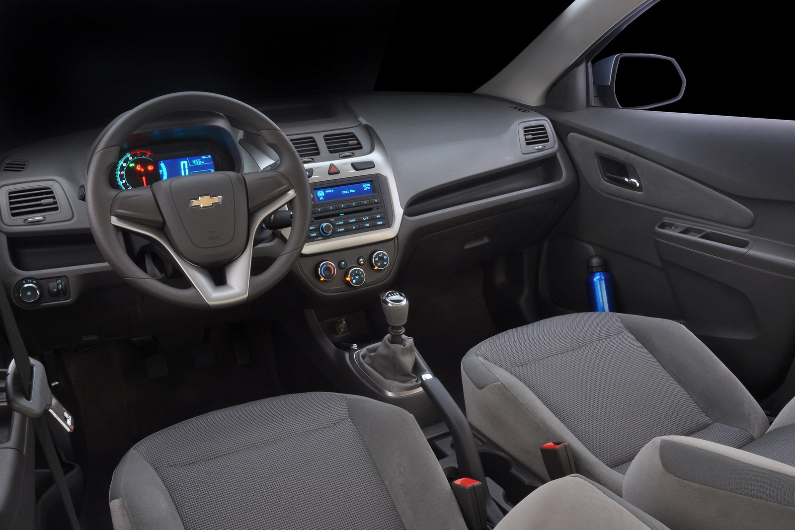 Chevrolet Cobalt are un interior mai simplist decat Aveo, dar un portbagaj de 563 litri