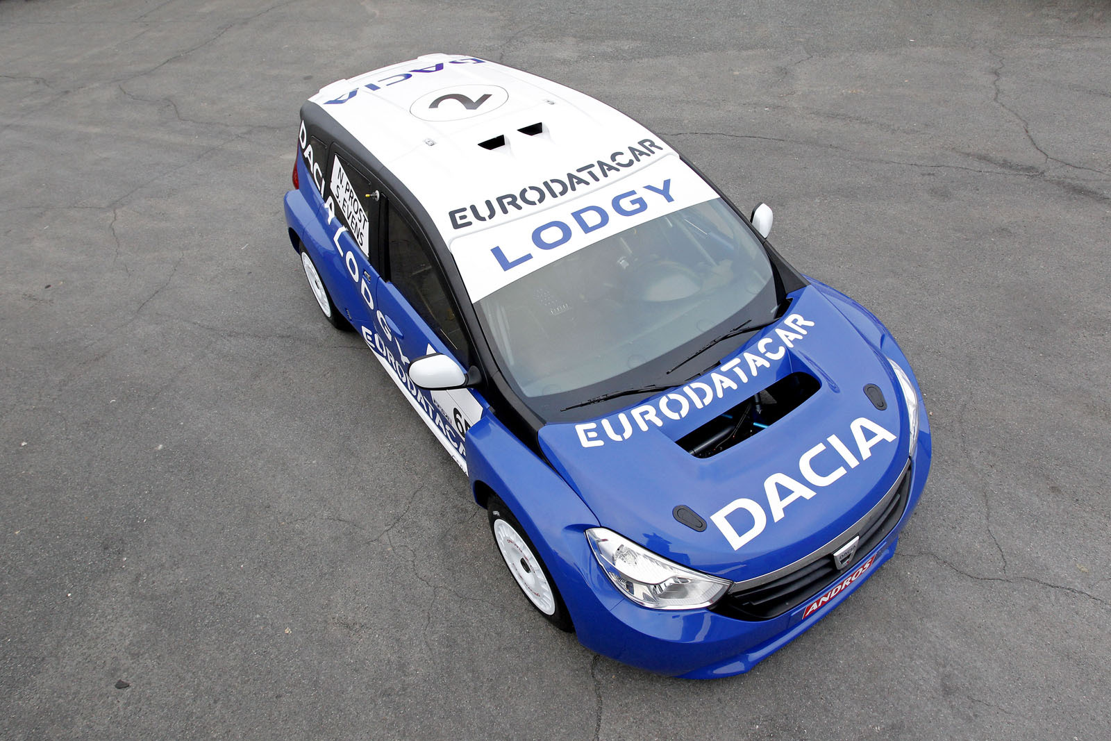 Partea frontala a lui Dacia Lodgy ne arata noua imagine de marca, pe care o vom vedea si pe Logan 2, cel mai probabil