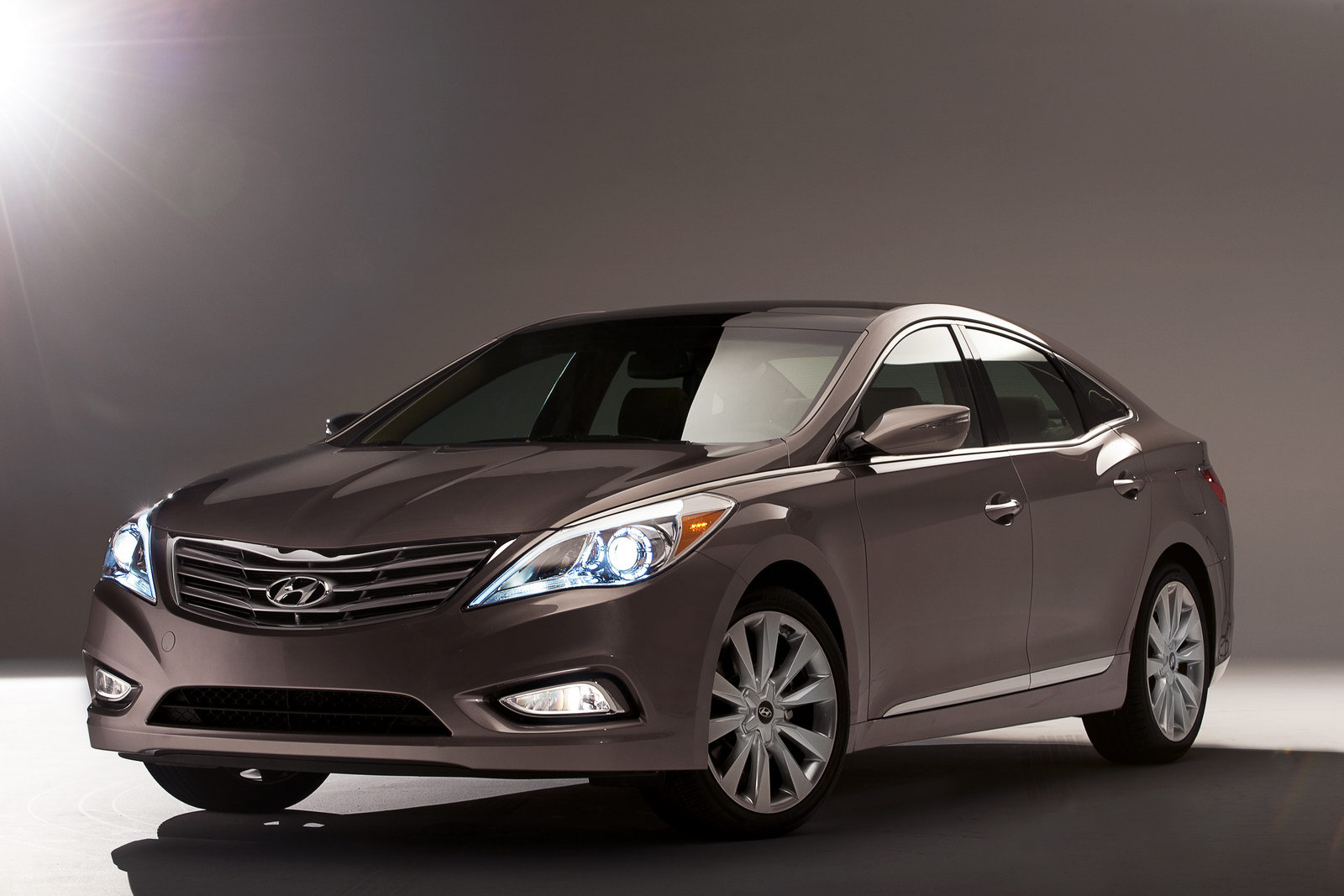 Noua generatie Hyundai Azera adopta stilul Fluidic Sculpture al ultimelor modele Hyundai