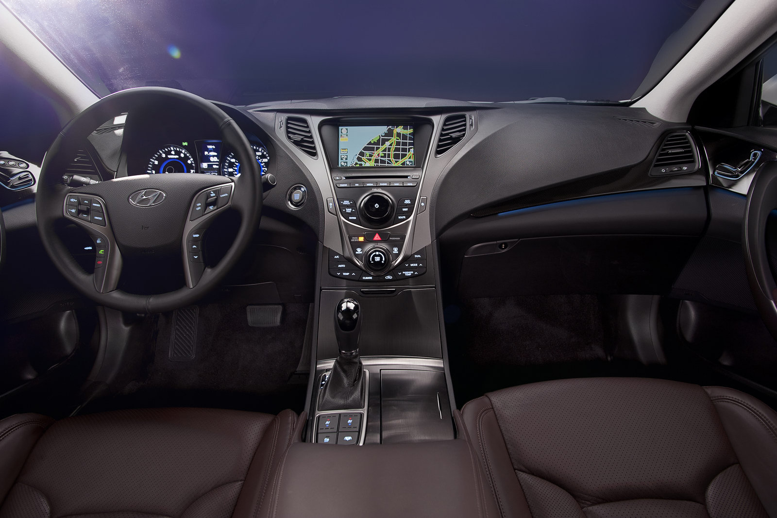 Interiorul lui Hyundai Genesis pune accentul pe lux si pe o echipare princiara