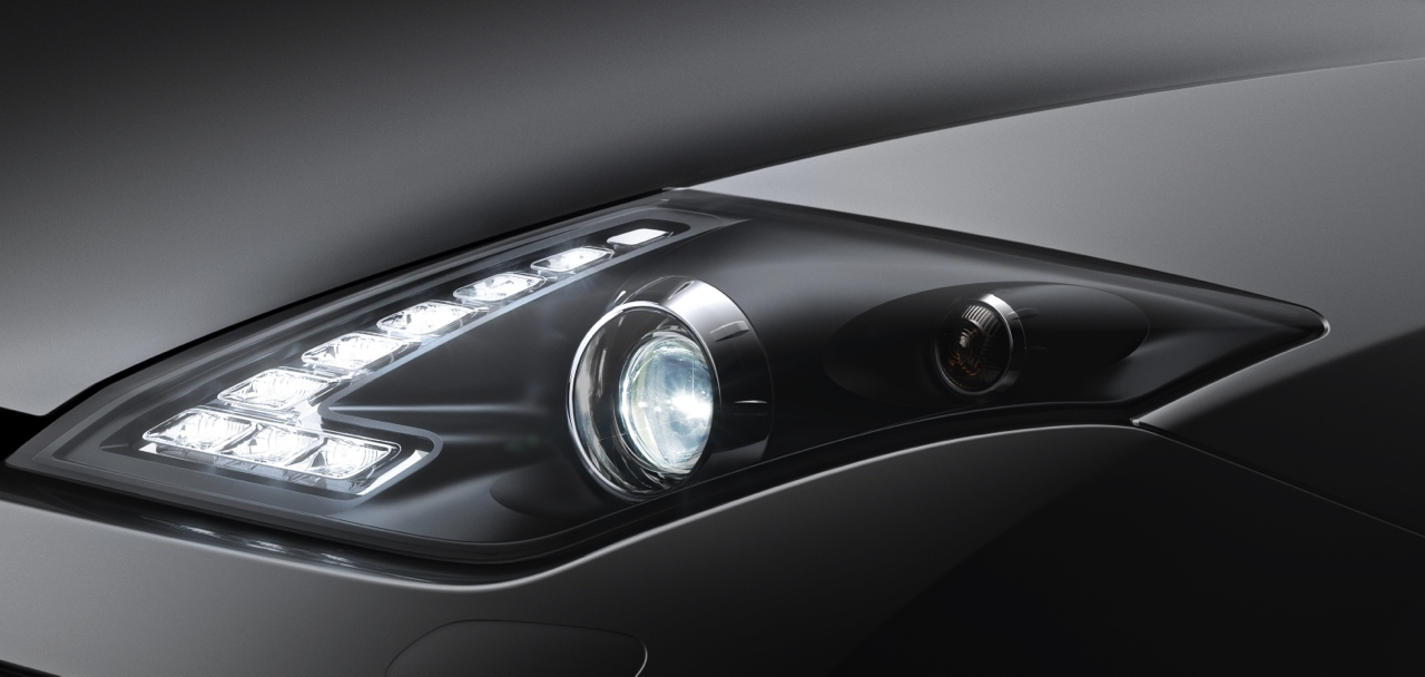 Pentru 2012, Renault Laguna Coupe adopta luminile de pozitie de tip LED