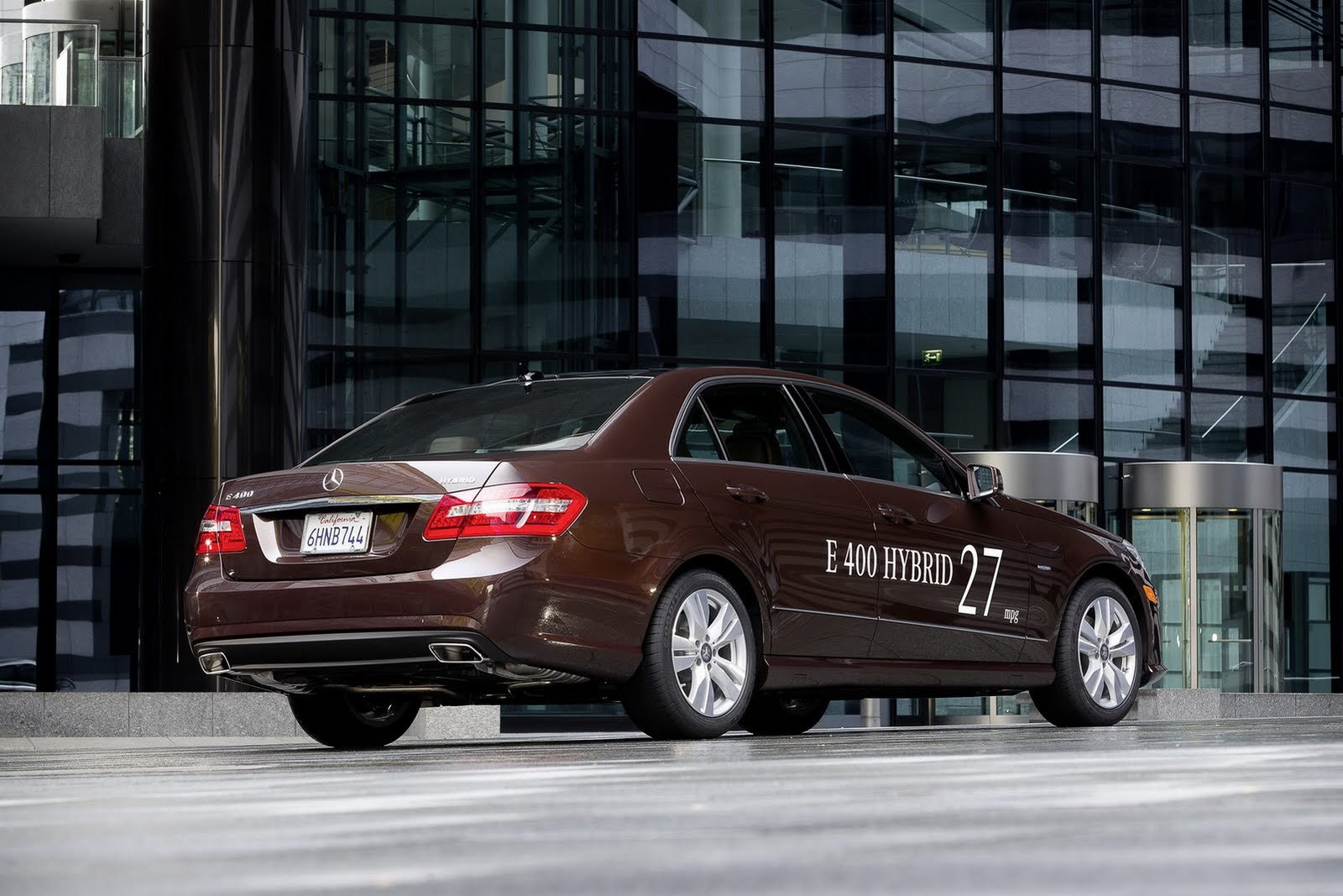 Mercedes-Benz E 400 Hybrid are un consum mediu de 27 mpg pentru SUA