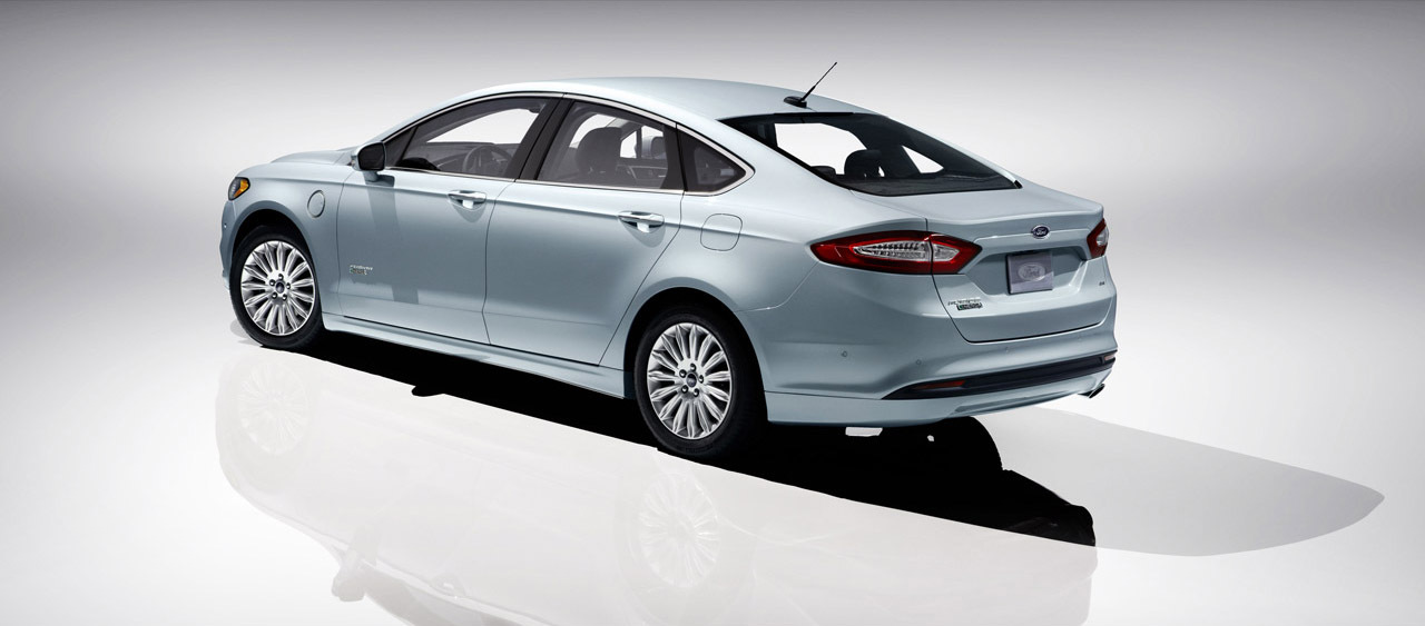 Ford Fusion Energi are propulsie hibrida plug-in, anuntand un consum de 100 MPGe