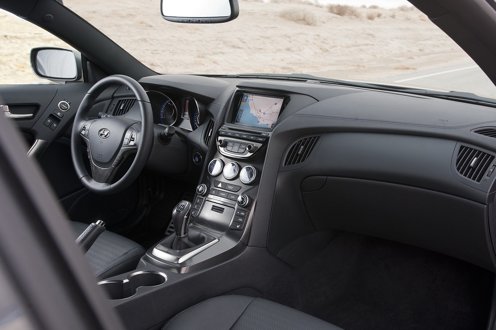 Interiorul lui Hyundai Genesis Coupe facelift ofera o echipare bogata si un nivel crescut al calitatii
