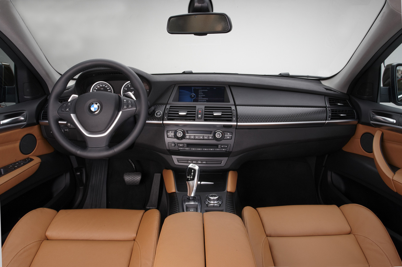 Interiorul lui BMW X6 facelift beneficiaza de noi combinatii de materiale si culori