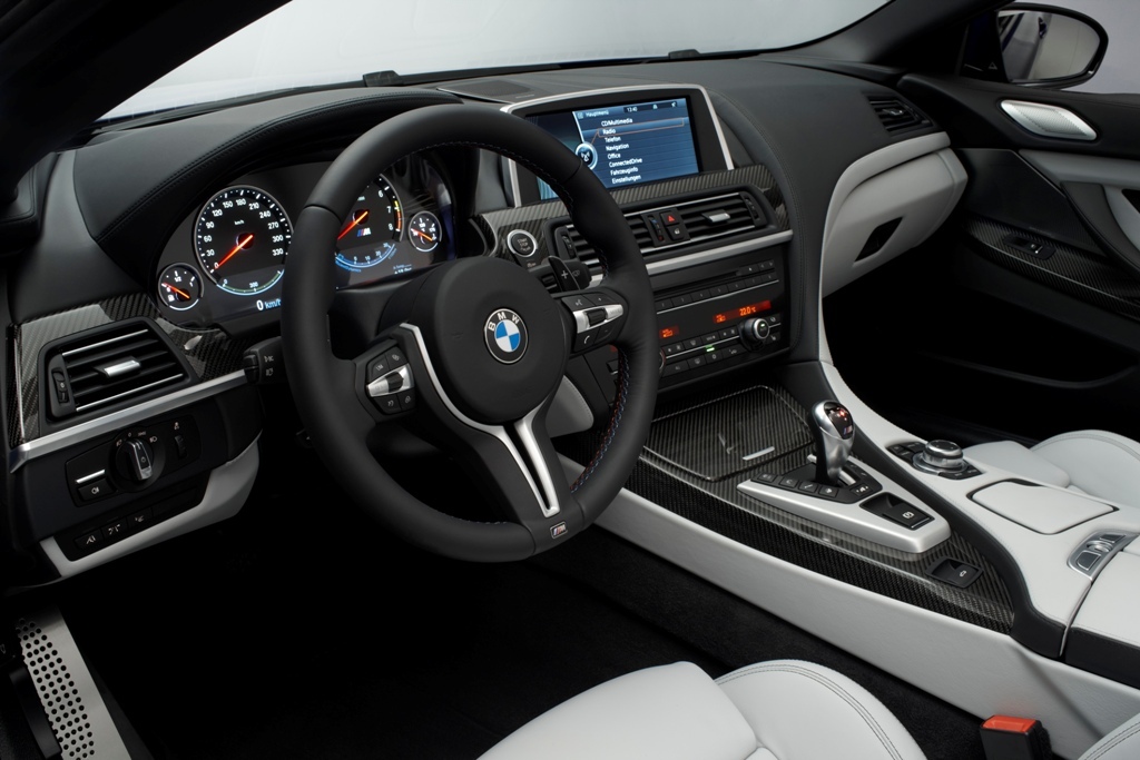 In interiorul noului BMW M6 se remarca, in primul rand, volanul personalizat M